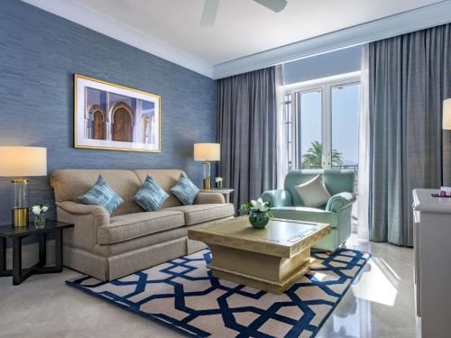 Suite Executive con vistas al mar del hotel Movenpick Resort and Residences Aqaba. Foto 2