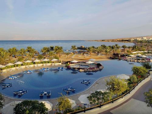 Habitación Doble Superior con cama grande y vistas al mar del hotel Mövenpick Resort and Spa Tala Bay Aqaba