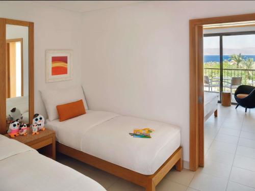 Habitación Familiar Superior con vistas al mar del hotel Mövenpick Resort and Spa Tala Bay Aqaba. Foto 6