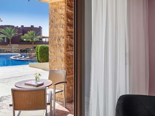 Habitación Superior con cama extragrande del hotel Mövenpick Resort and Spa Tala Bay Aqaba. Foto 4