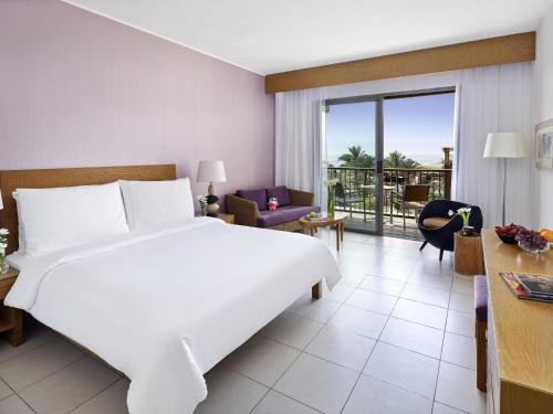 Habitación Doble Superior con cama grande y vistas al mar del hotel Mövenpick Resort and Spa Tala Bay Aqaba. Foto 3