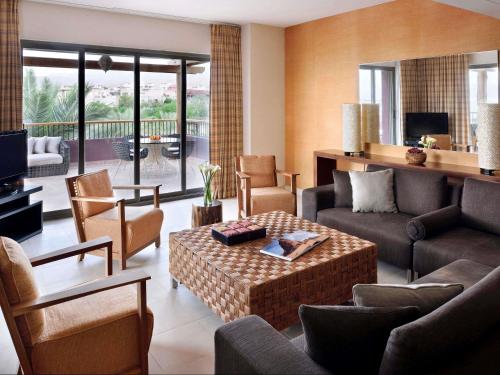 Suite con vistas al mar - Cama extragrande del hotel Mövenpick Resort and Spa Tala Bay Aqaba