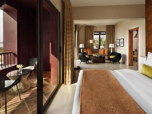 Suite con vistas al mar - Cama extragrande del hotel Mövenpick Resort and Spa Tala Bay Aqaba. Foto 1