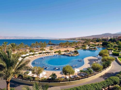 Suite con vistas al mar - Cama extragrande del hotel Mövenpick Resort and Spa Tala Bay Aqaba. Foto 2