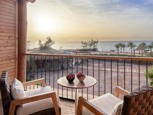 Superior Twin Room with Seaview del hotel Mövenpick Resort and Spa Tala Bay Aqaba. Foto 7