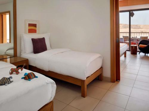 Habitación Familiar Superior del hotel Mövenpick Resort and Spa Tala Bay Aqaba. Foto 3
