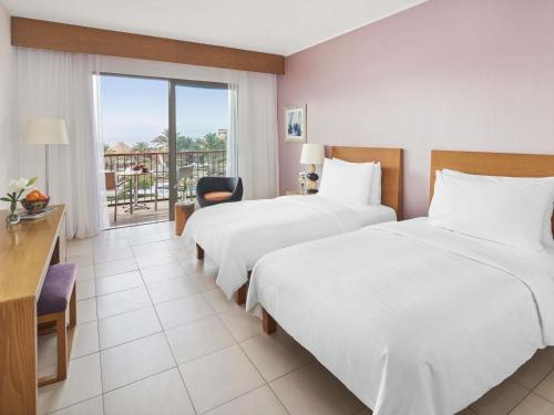 Habitación Doble Superior con vistas a la piscina - 2 camas del hotel Mövenpick Resort and Spa Tala Bay Aqaba. Foto 3