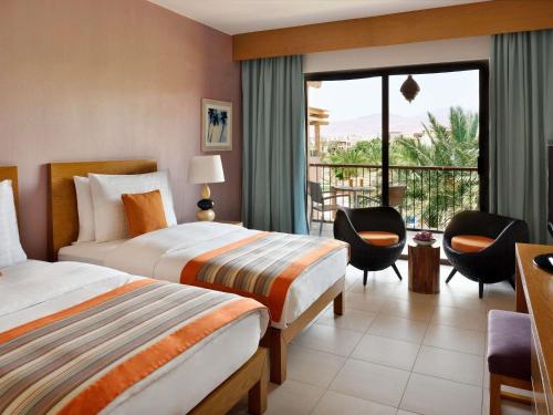 Habitación Doble Superior con vistas a la piscina - 2 camas del hotel Mövenpick Resort and Spa Tala Bay Aqaba. Foto 8