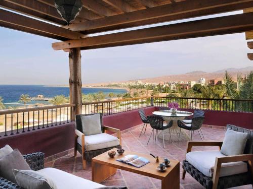 Suite Grand con vistas al mar del hotel Mövenpick Resort and Spa Tala Bay Aqaba. Foto 3