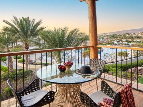 Habitación Doble Superior con cama grande y vistas a la piscina del hotel Mövenpick Resort and Spa Tala Bay Aqaba. Foto 4