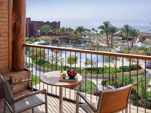 Habitación Doble Superior con cama grande y vistas a la piscina del hotel Mövenpick Resort and Spa Tala Bay Aqaba. Foto 5