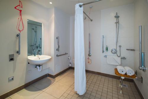 Habitación Doble adaptada para personas con movilidad reducida del hotel Holiday Inn Stevenage, An Ihg