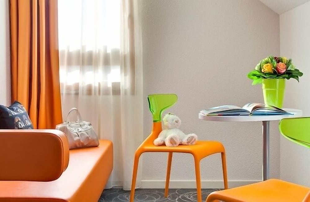 Habitación Estándar con 1 cama doble del hotel Ibis Styles Clermont-Ferrand Le Brézet Aéroport. Foto 5