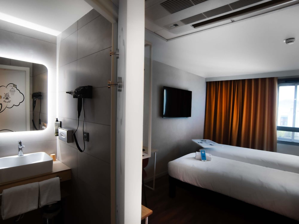 Habitación estándar con dos camas individuales del hotel Ibis Styles Clermont-Ferrand Le Brézet Aéroport