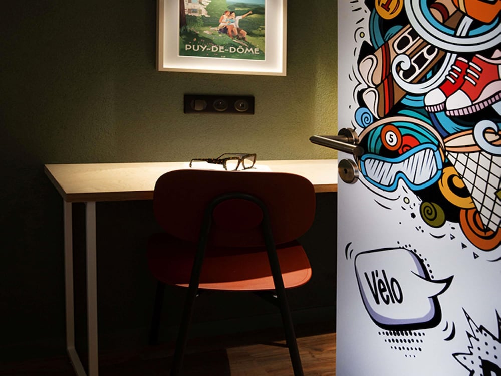 Habitación familiar con sofá - cama del hotel Ibis Styles Clermont-Ferrand Le Brézet Aéroport. Foto 1