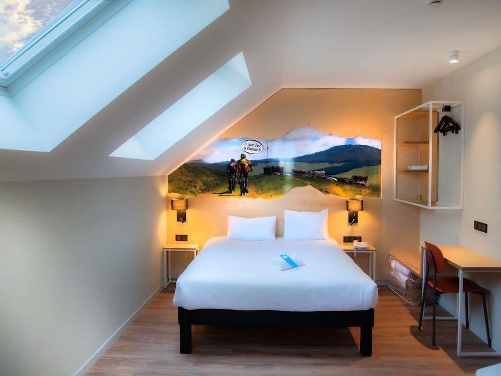 Habitación familiar con sofá - cama del hotel Ibis Styles Clermont-Ferrand Le Brézet Aéroport. Foto 3
