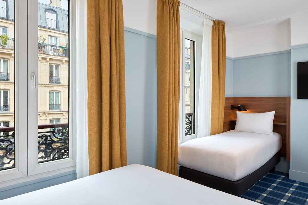 Habitación triple del hotel Timhotel Paris Gare Du Nord. Foto 1