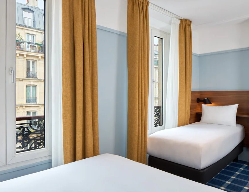 Habitación Triple del hotel Timhotel Paris Gare Du Nord. Foto 1