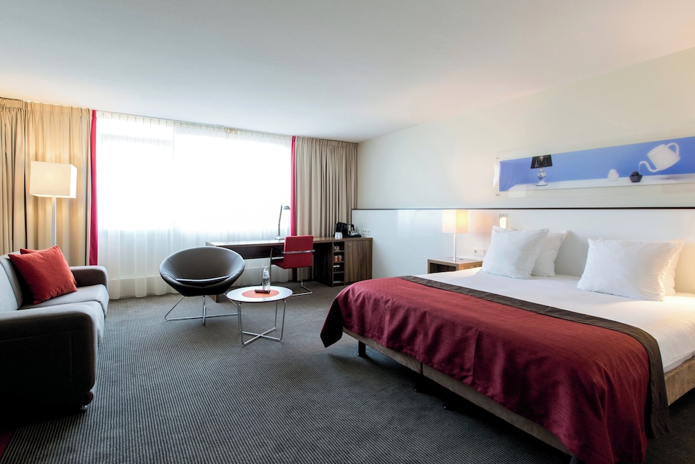 Suite, 1 cama de matrimonio grande con sofá cama del hotel Holiday Inn Eindhoven Centre, An Ihg. Foto 4