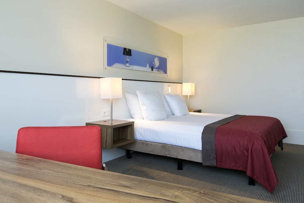 Suite, 1 cama de matrimonio grande con sofá cama del hotel Holiday Inn Eindhoven Centre, An Ihg. Foto 1