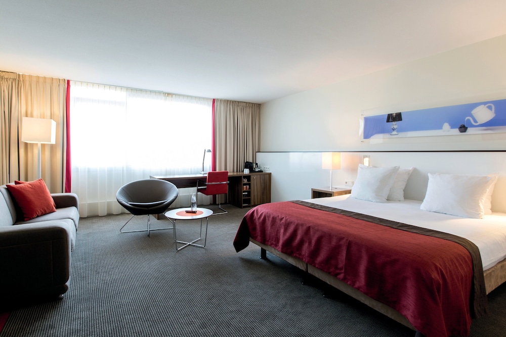 Suite, 1 cama de matrimonio grande con sofá cama del hotel Holiday Inn Eindhoven Centre, An Ihg. Foto 2
