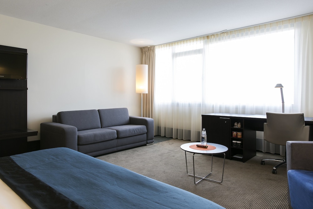 Suite, 1 cama de matrimonio grande con sofá cama del hotel Holiday Inn Eindhoven Centre, An Ihg. Foto 3