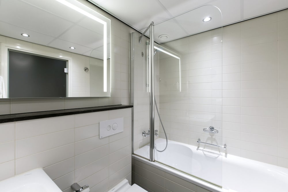 Suite, 1 cama de matrimonio grande con sofá cama del hotel Holiday Inn Eindhoven Centre, An Ihg. Foto 4