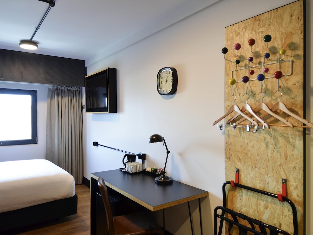 Habitación Estándar con 1 Cama Queen del hotel Ibis Budget Sydney East. Foto 4