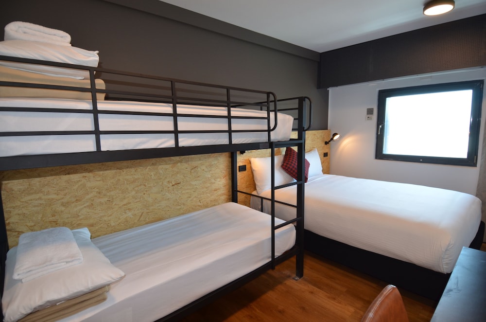 Habitación Estándar con 1 Cama Queen y 1 Conjunto de Camas Apilables del hotel Ibis Budget Sydney East. Foto 1