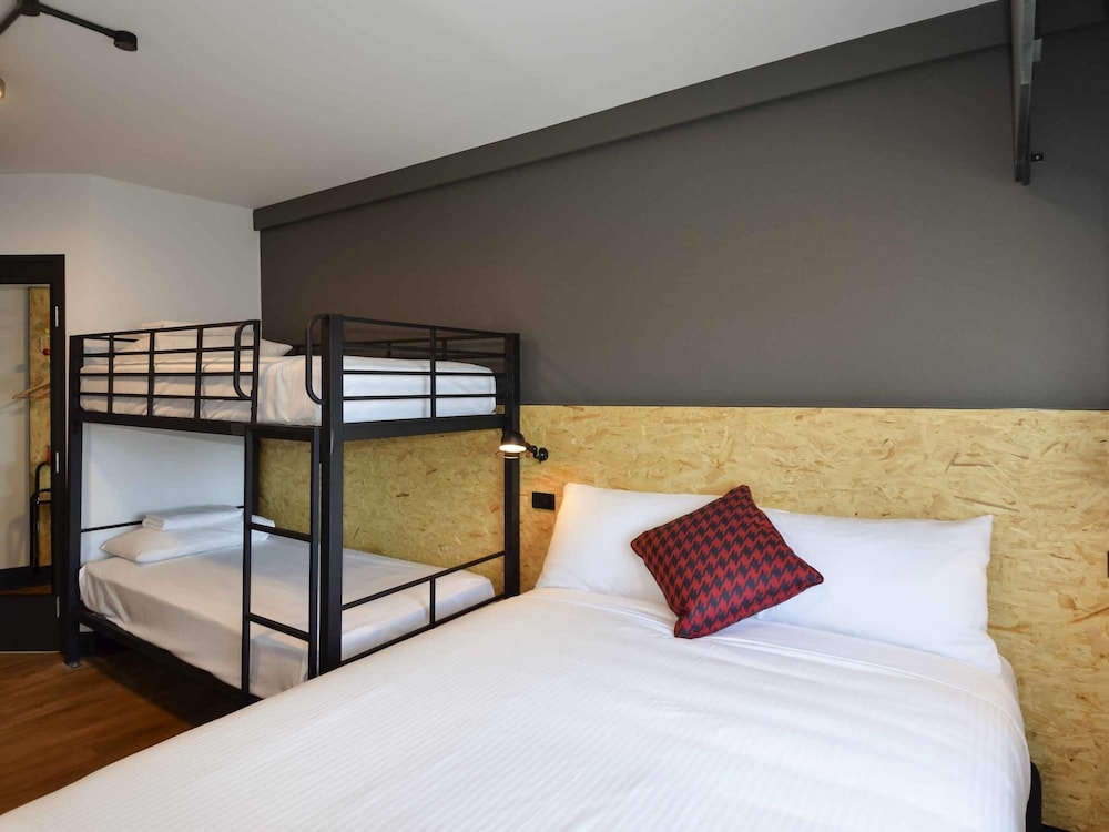 Habitación Estándar con 1 Cama Queen y 1 Conjunto de Camas Apilables del hotel Ibis Budget Sydney East. Foto 2