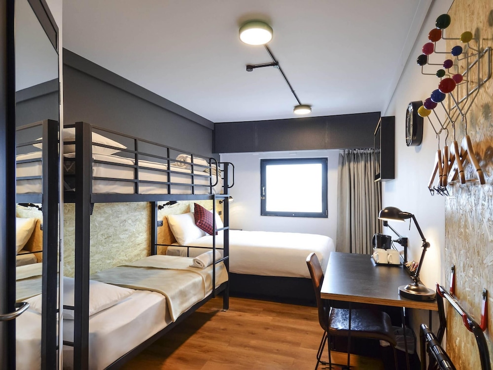 Habitación Estándar con 1 Cama Queen y 1 Conjunto de Camas Apilables del hotel Ibis Budget Sydney East. Foto 3