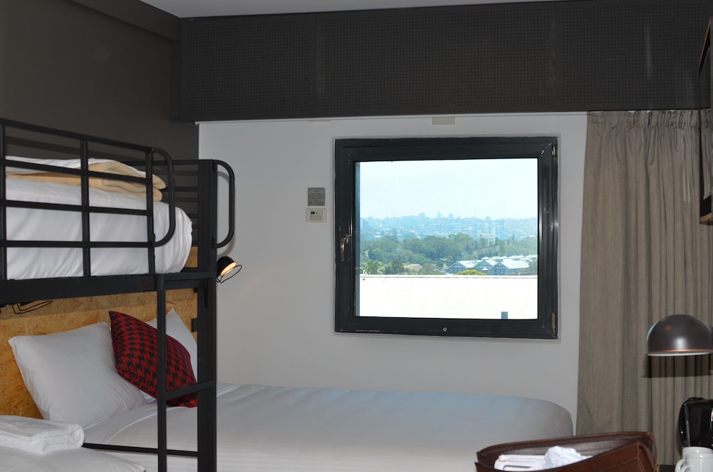 Habitación Estándar con 1 Cama Queen y 1 Conjunto de Camas Apilables del hotel Ibis Budget Sydney East. Foto 5