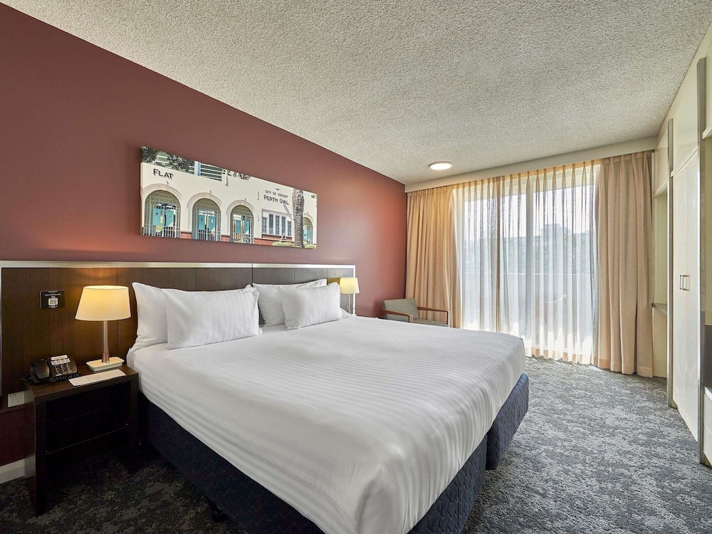 Habitación Deluxe Queen con balcón del hotel Mercure Perth On Hay. Foto 7
