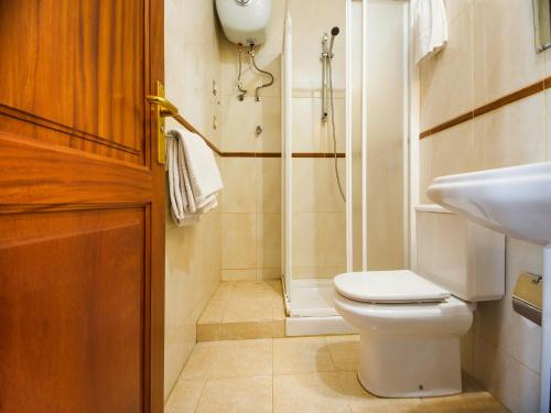 Apartamento de 1 dormitorio con 1 cama doble o 2 camas individuales y vistas del hotel OYO Miami Santa Catalina. Foto 3