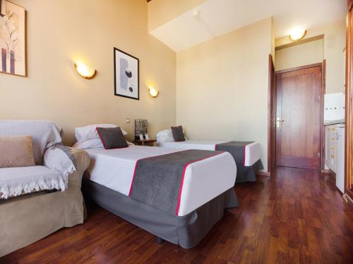 Apartamento de 1 dormitorio con 1 cama doble o 2 camas individuales y vistas del hotel OYO Miami Santa Catalina. Foto 6