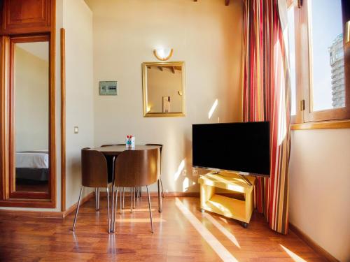 Apartamento de 1 dormitorio con 1 cama doble o 2 camas individuales y vistas del hotel OYO Miami Santa Catalina. Foto 8