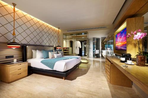 Suite Junior con terraza y jacuzzi junto a la piscina del hotel Trs Yucatan - Adults Only - All Inclusive