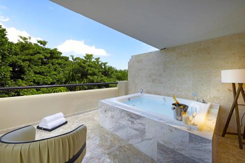 Suite Junior con terraza y jacuzzi junto a la piscina del hotel Trs Yucatan - Adults Only - All Inclusive. Foto 4