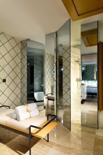 Suite con jacuzzi y terraza junto a la piscina del hotel Trs Yucatan - Adults Only - All Inclusive. Foto 2