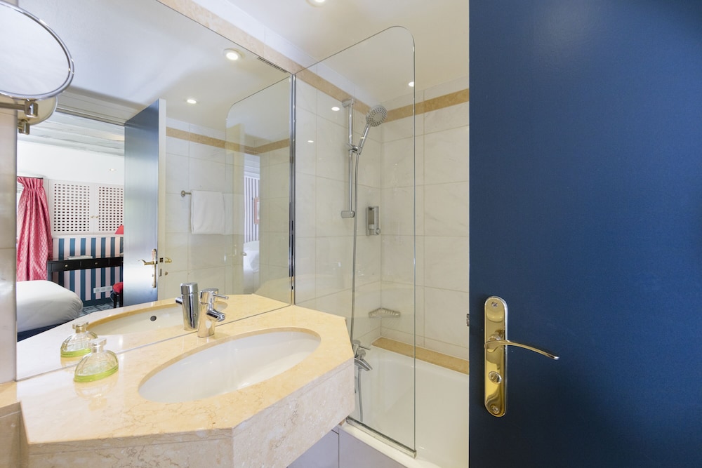 Habitación estándar doble, bañera del hotel Saint Germain. Foto 9