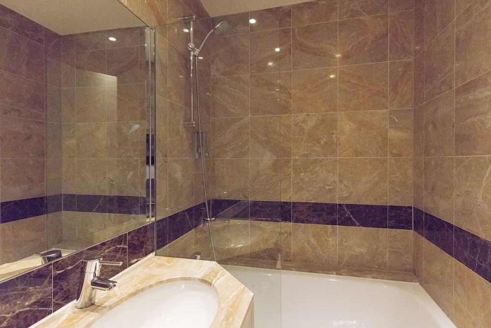 Habitación estándar doble, bañera del hotel Saint Germain. Foto 12