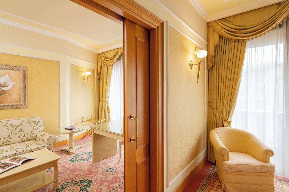 Suite del hotel Royal Carlton. Foto 9
