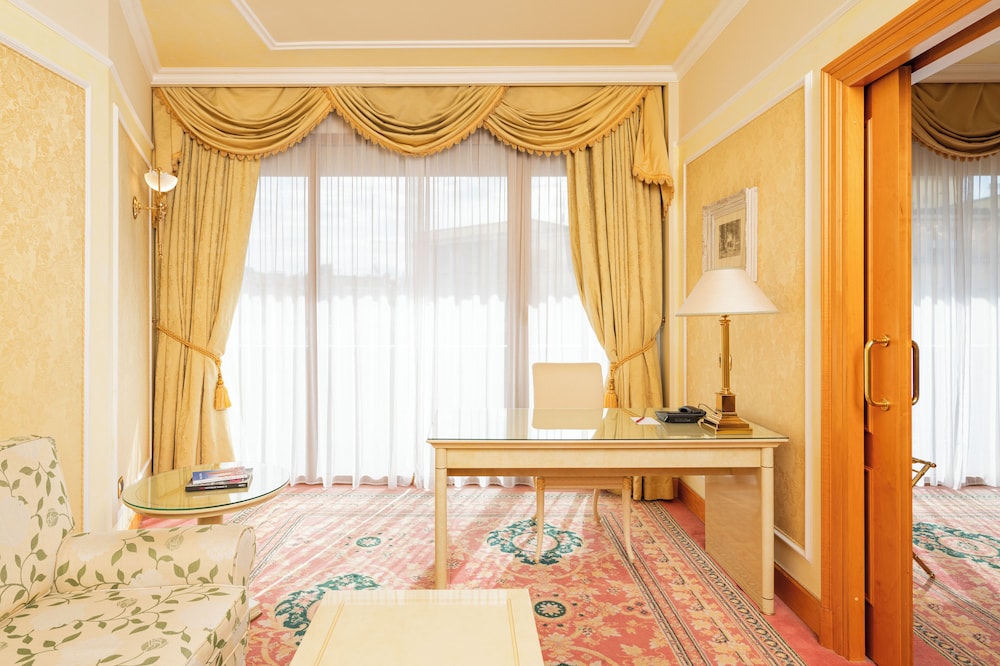 Suite del hotel Royal Carlton. Foto 12