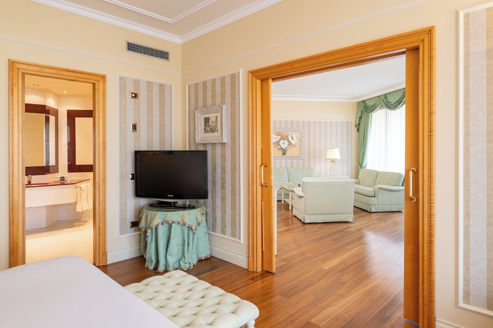 Suite del hotel Royal Carlton. Foto 18