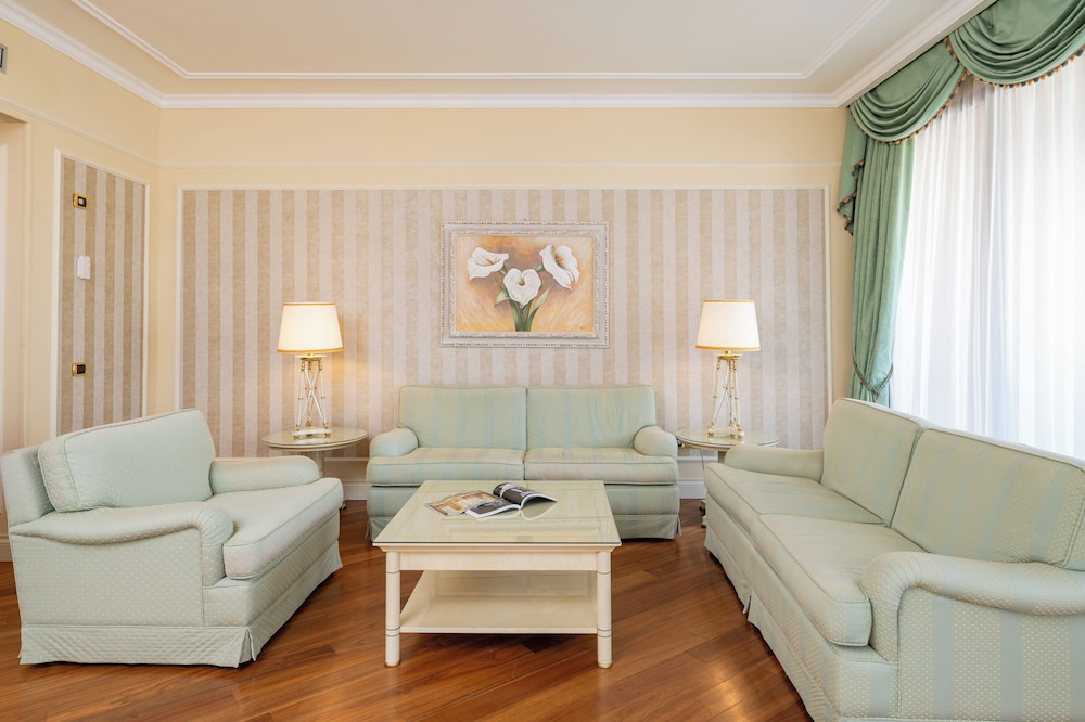 Suite del hotel Royal Carlton. Foto 19
