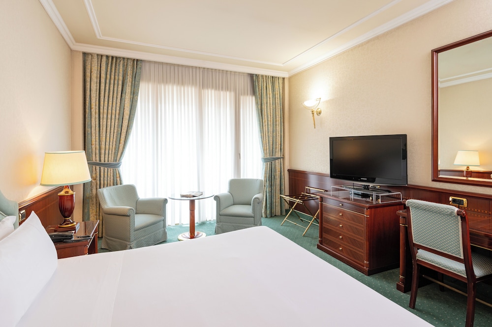 Habitación Deluxe doble, 1 cama de matrimonio grande del hotel Royal Carlton. Foto 1
