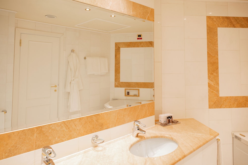 Habitación Deluxe doble, 1 cama de matrimonio grande del hotel Royal Carlton. Foto 12