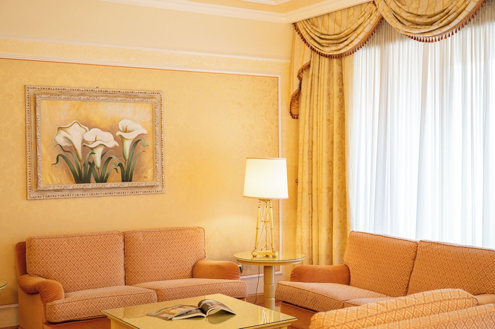 Suite Junior del hotel Royal Carlton. Foto 2