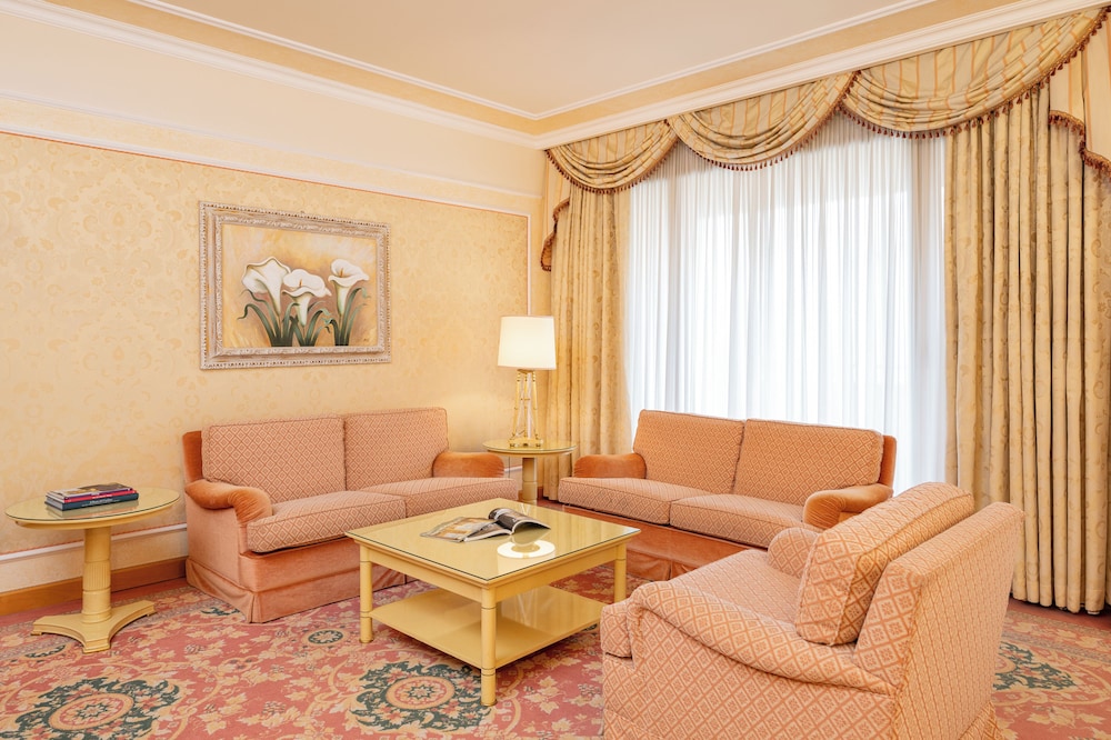 Suite Junior del hotel Royal Carlton. Foto 3