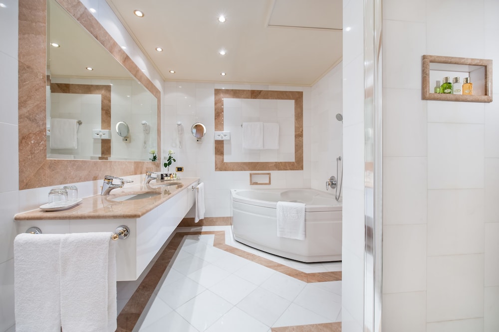 Suite Junior del hotel Royal Carlton. Foto 4
